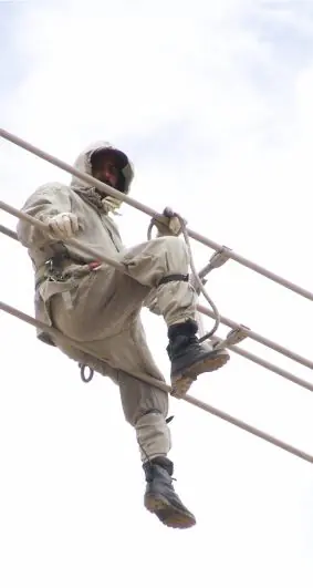 Ilustração: Trabalho ao potencial: como funciona a vestimenta condutiva